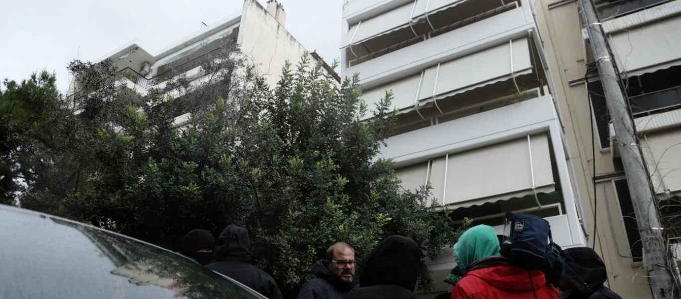Τραγωδία στην Πεύκη: «Γιατί να πάρει το παιδί μαζί της;» λέει ο παππούς του παιδιού - Ο σπαραγμός του πατέρα (βίντεο)